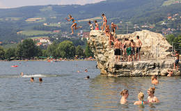 Jumping rocks at Stubenbergsee Photo Höfler Apfelland