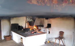 Cook and taste the well-known Häfenigl over a real open fire in the Rauchstubenhaus