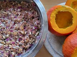 Preparation of a stuffed pumpkin from the nature park Almenland