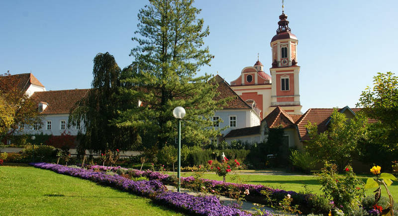 Pöllau parish church with castle park