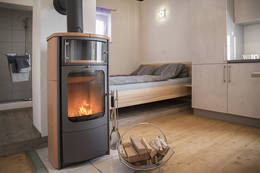 Bedroom with fireplace at the panorama cottage