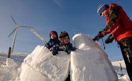 Igloo building on the Sommeralm