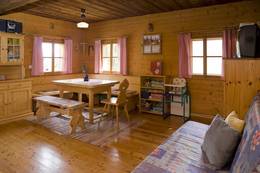 Spacious eat-in kitchen in the Schoberkogelhütte.