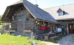 The rustic Stoakoglhütte on the Sommeralm