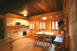 A cozy kitchen at Farm Holidays Kleinbachbauer