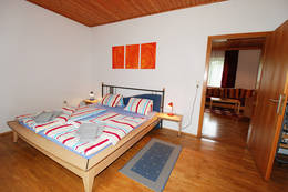 Bedroom and anteroom in the Gruber-Erdmann vacation apartment