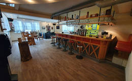 Bar and lounge 
