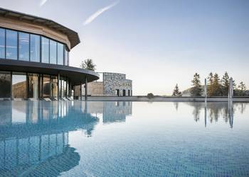 Infinity pool at the Almwellness Hotel Pierer