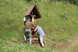 Erecting the yard crosses in the Almenland