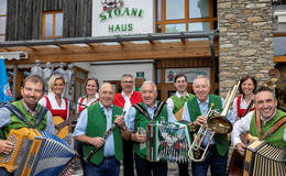 Team and the Stoanis in front of the Haus der Musik