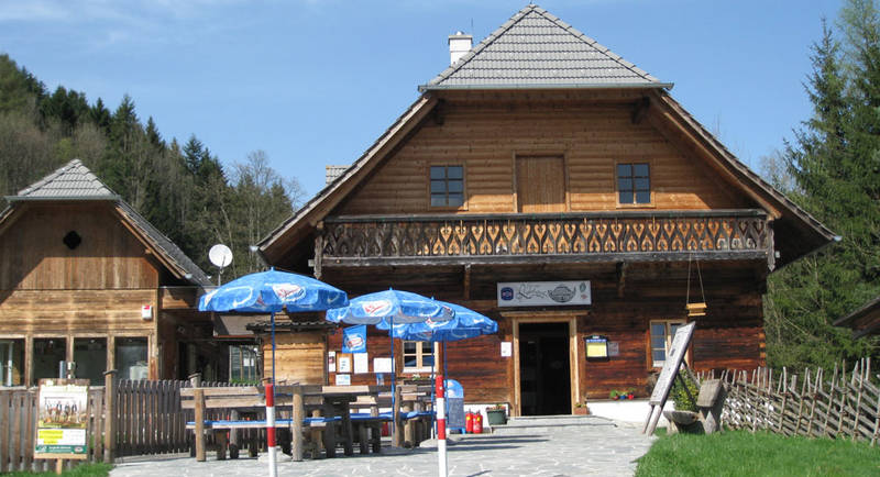 The rustic Rodelstubn is part of the summer toboggan run in Koglhof