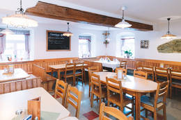 Cozy parlor at the Dorfwirt Bratl