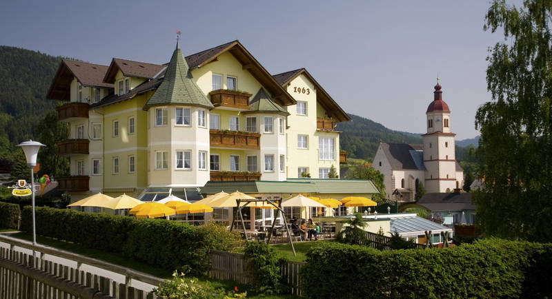 Family Hotel Herbst house view