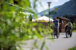 Cycling along the Mur Cycle Path in the municipality of Pernegg an der Mur in the Almenland Nature Park, © Oststeiermark Tourismus, Kurt Elmleitner