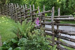 The ribbon fences can be found almost everywhere at Almenland