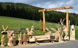 Entrance to the wooden sculpture trail