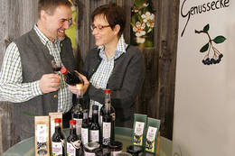 Hermine and Eduard Ponsold with the Aronia products