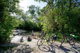 On the banks of the R8 Feistritz Valley cycle path