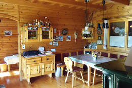 Dining room with table in the Gruber Hütte