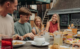 A cozy meal with the whole family
