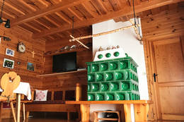 Living room with tiled stove in the Gruber Hütte