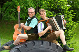 Das Musikduo Die Ritschis machen Stimmung bei den Gästen