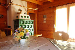 Dining room with tiled stove in the Gruber Hütte