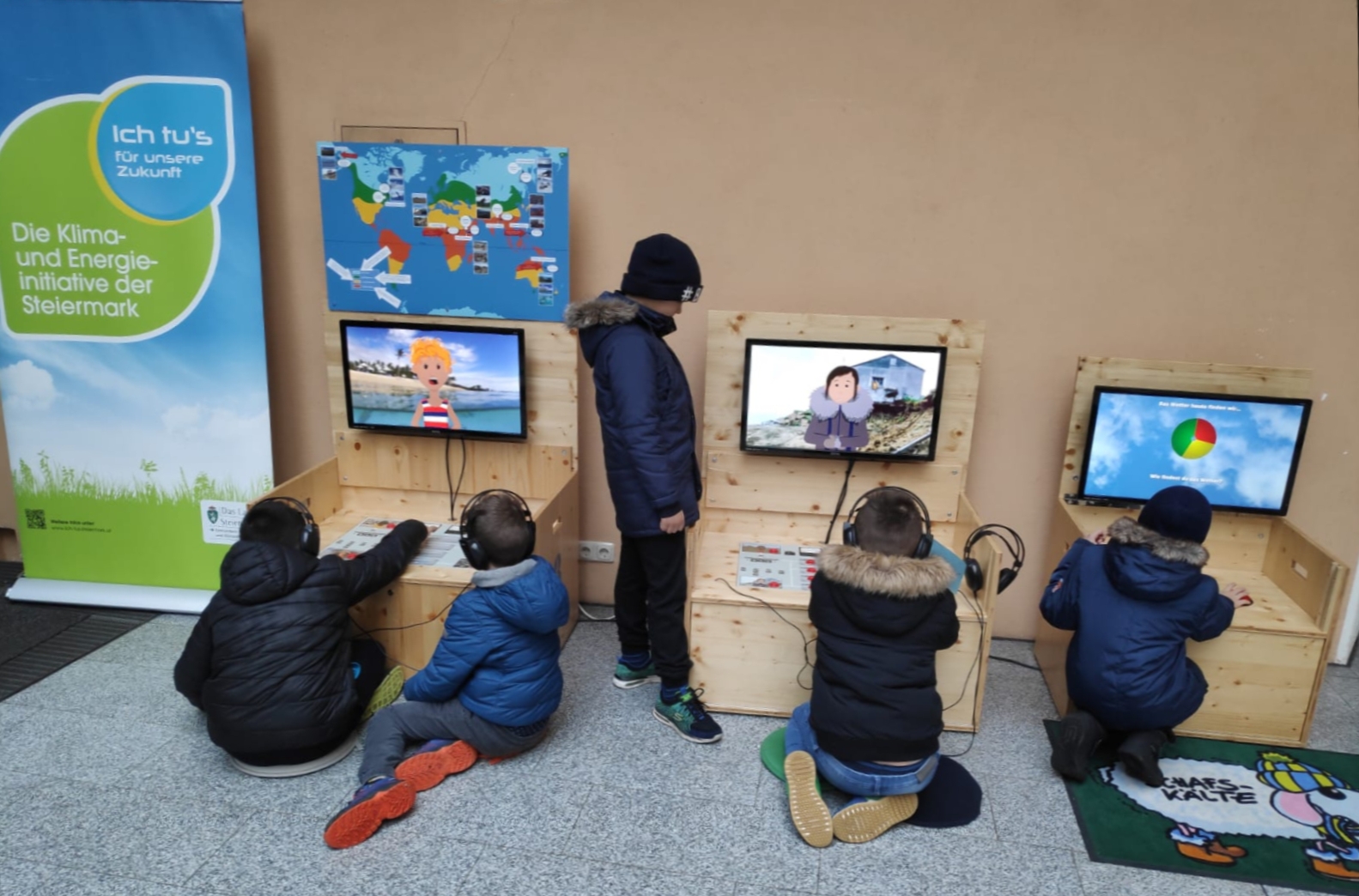 Children in front of the learning computer