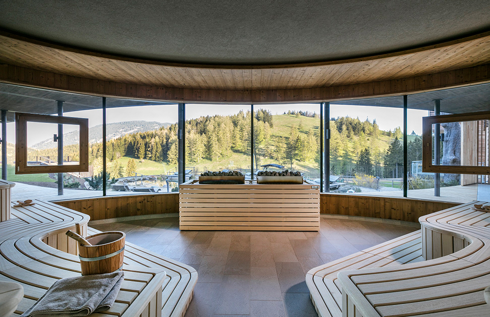 Panoramic sauna at the Almwellneshotel Pierer