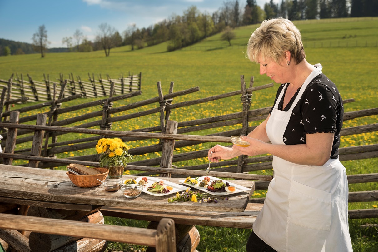 Dandelion cuisine with the hosts